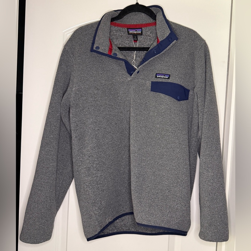 Patagonia Synchilla Men's Med. Gray/Blue Long Sleeved Snap Fleece Pullover.